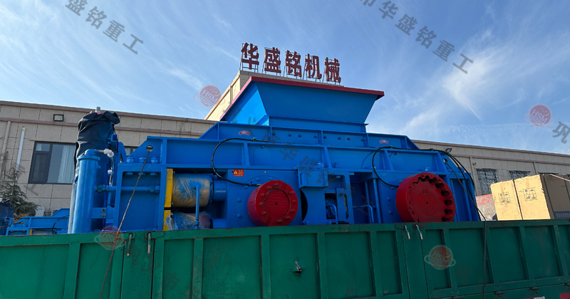 玄武巖粉碎成1-5mm用什么設(shè)備？推薦時(shí)產(chǎn)80噸對(duì)輥制砂機(jī)