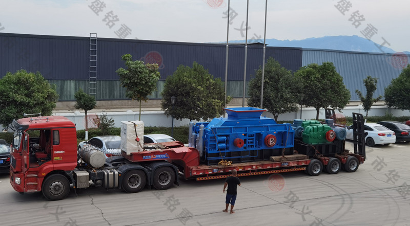 鞏義對(duì)輥制砂機(jī)廠(chǎng)家時(shí)產(chǎn)200噸裝車(chē)發(fā)貨
